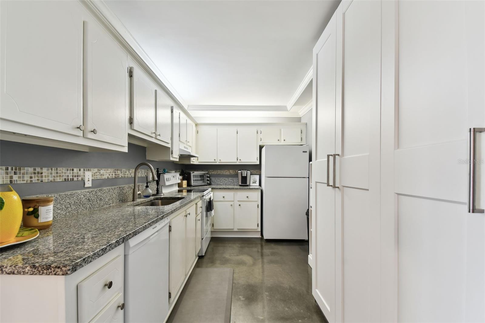 255 DOLPHIN PT #207, CLEARWATER BEACH, FL, 33767