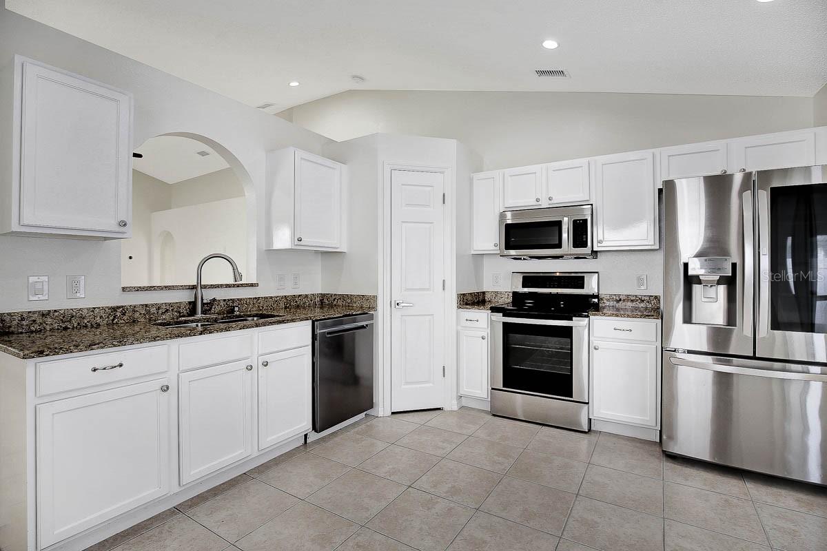13715 GENTLE WOODS AVE, RIVERVIEW, FL, 33569