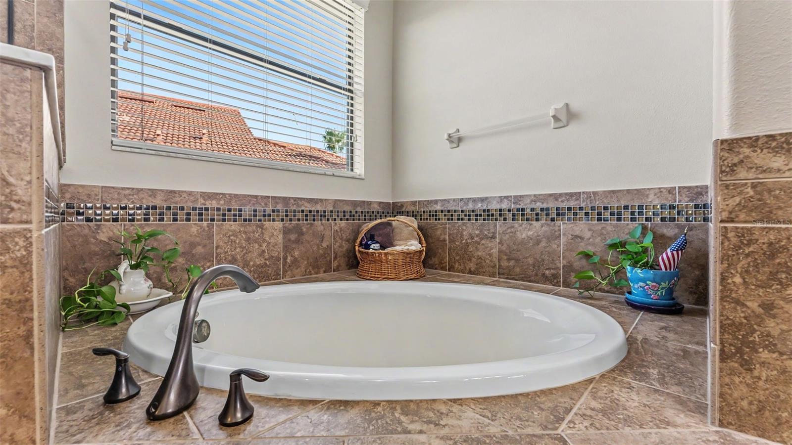 1950 VIA LAGO DR, LAKELAND, FL, 33810