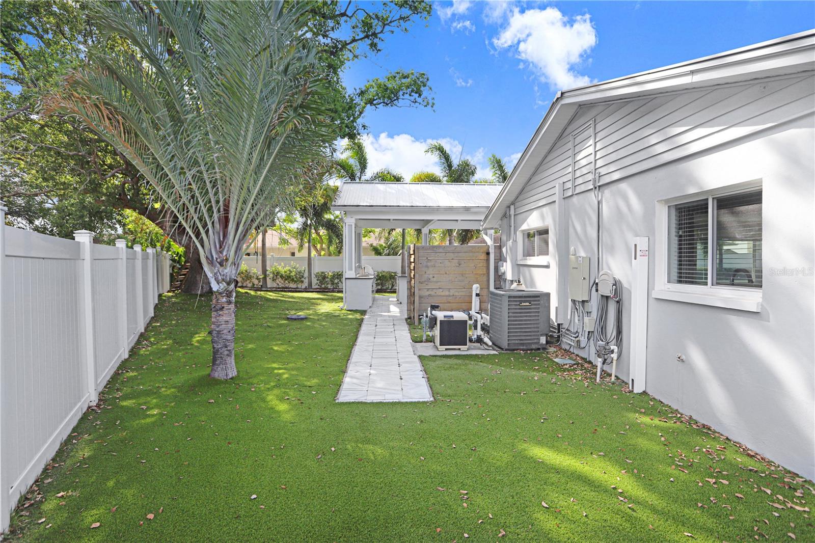 8404 BLACKSTONE CT, TAMPA, FL, 33615
