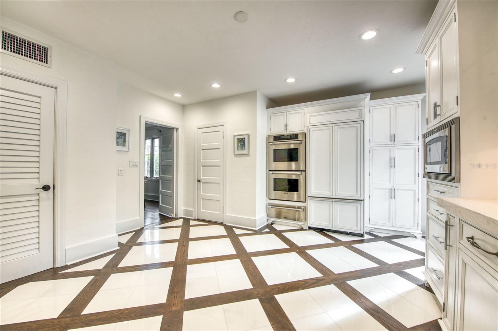 76 S WASHINGTON DR, SARASOTA, FL, 34236