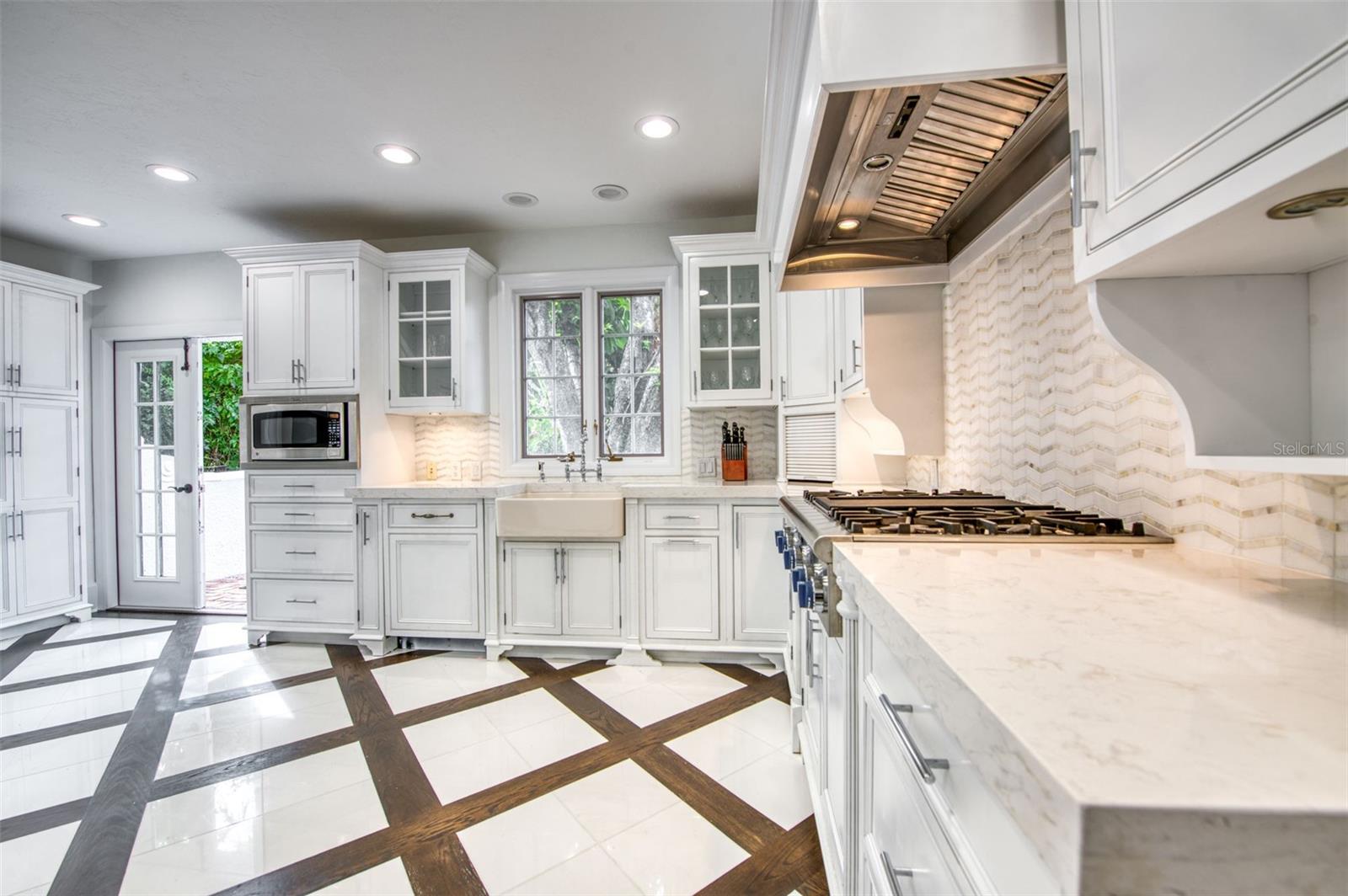 76 S WASHINGTON DR, SARASOTA, FL, 34236