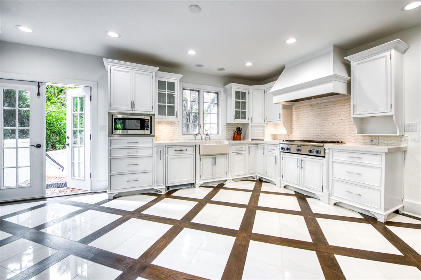 76 S WASHINGTON DR, SARASOTA, FL, 34236