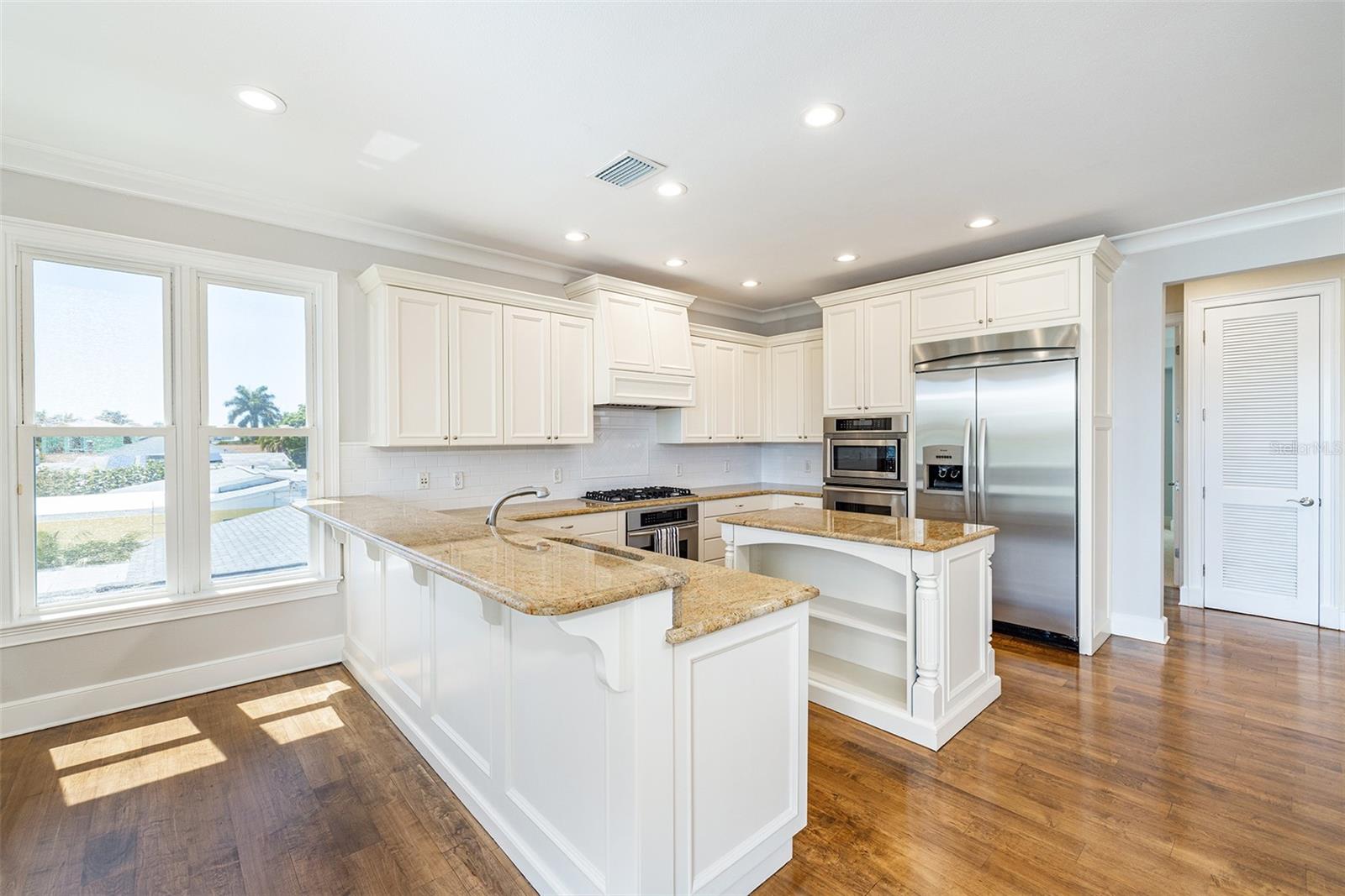 821 BAY POINT DR, MADEIRA BEACH, FL, 33708