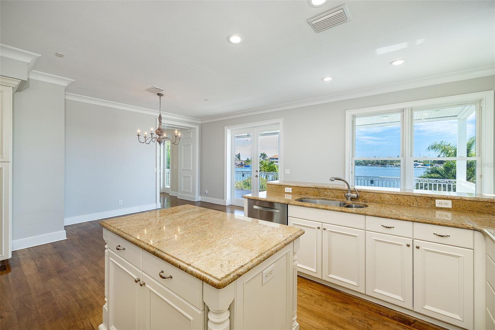 821 BAY POINT DR, MADEIRA BEACH, FL, 33708