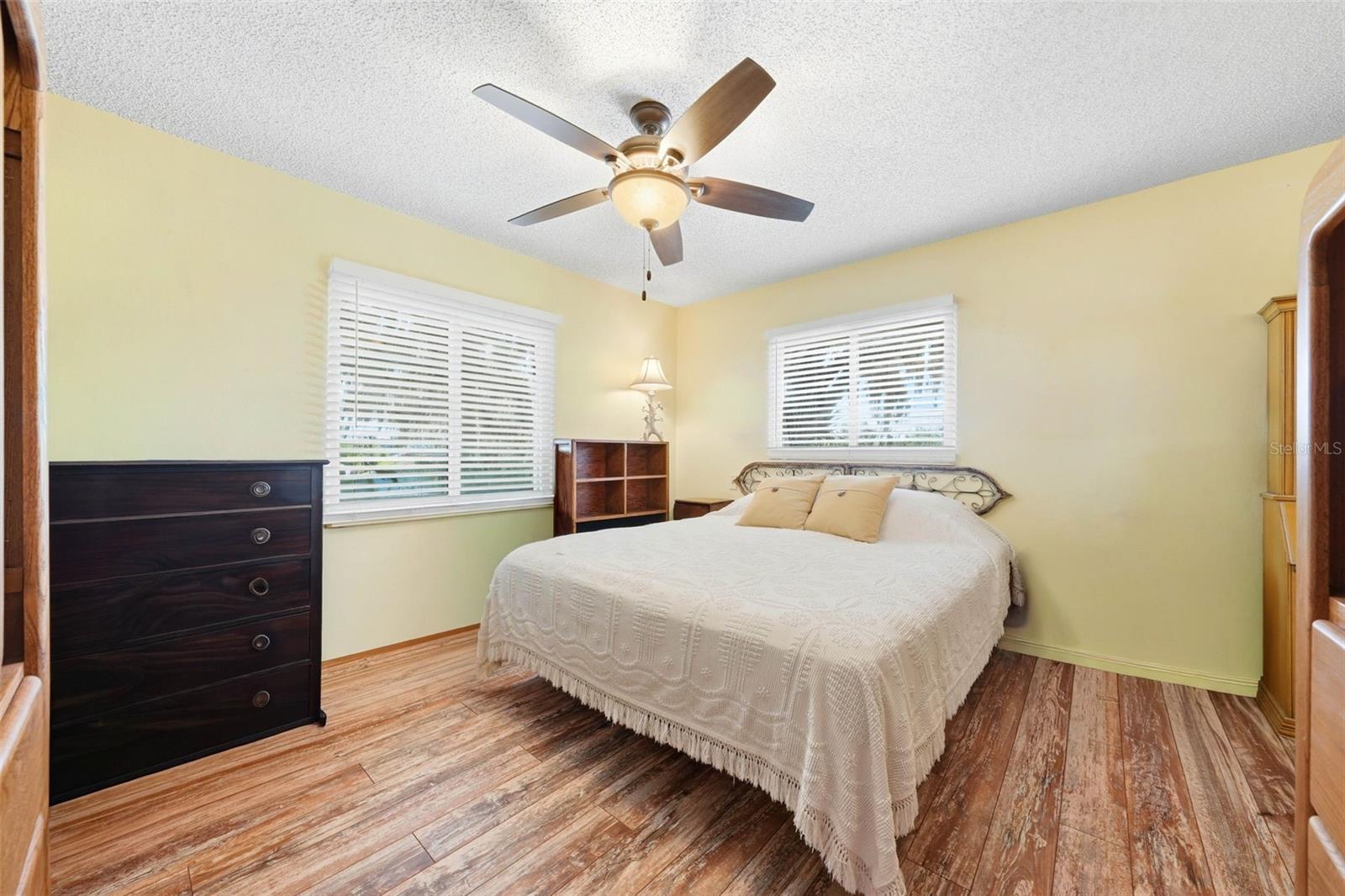 400 LAKESHORE DR, EUSTIS, FL, 32726