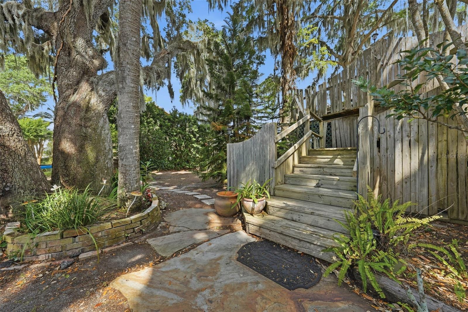 400 LAKESHORE DR, EUSTIS, FL, 32726