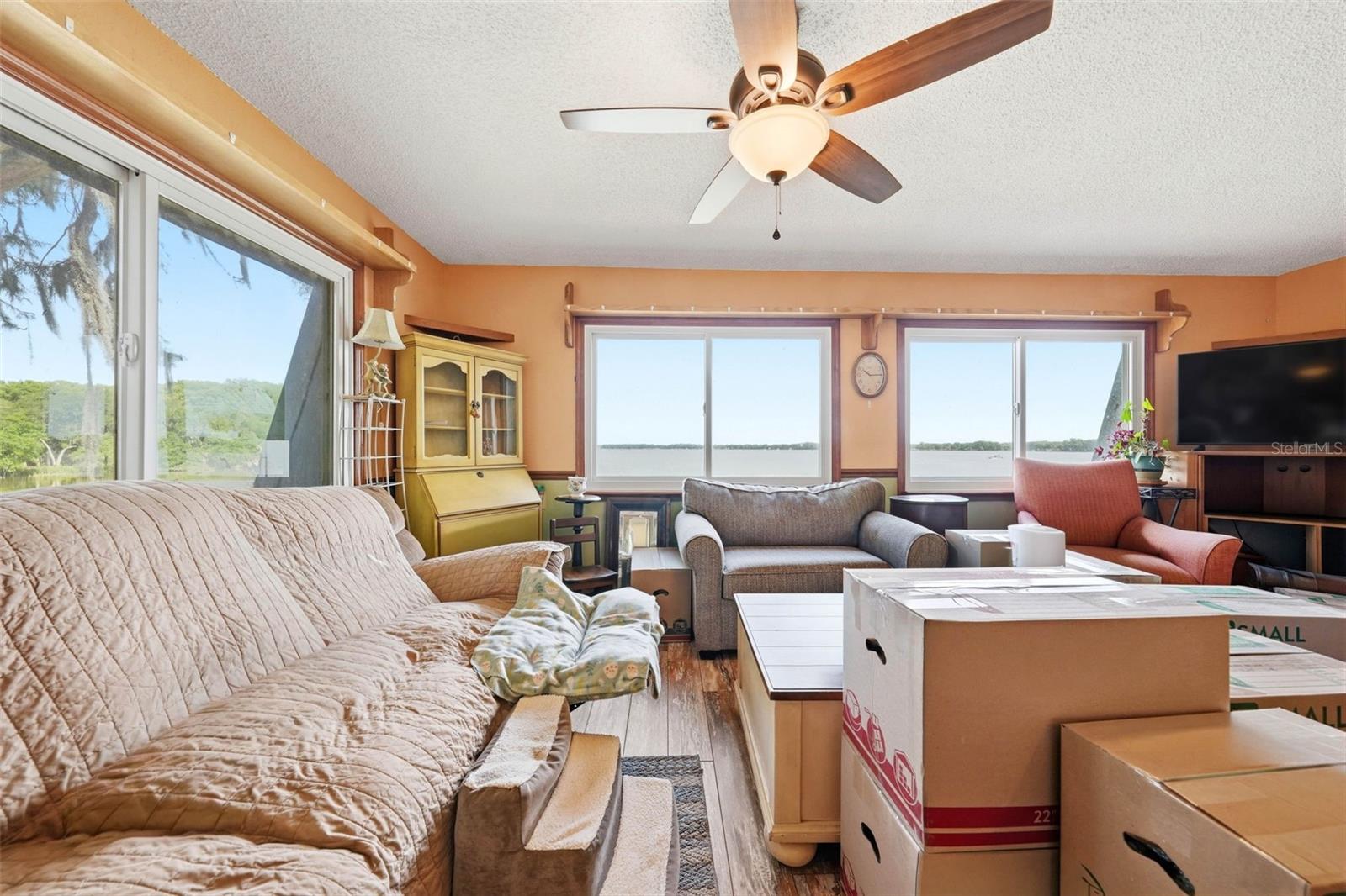 400 LAKESHORE DR, EUSTIS, FL, 32726