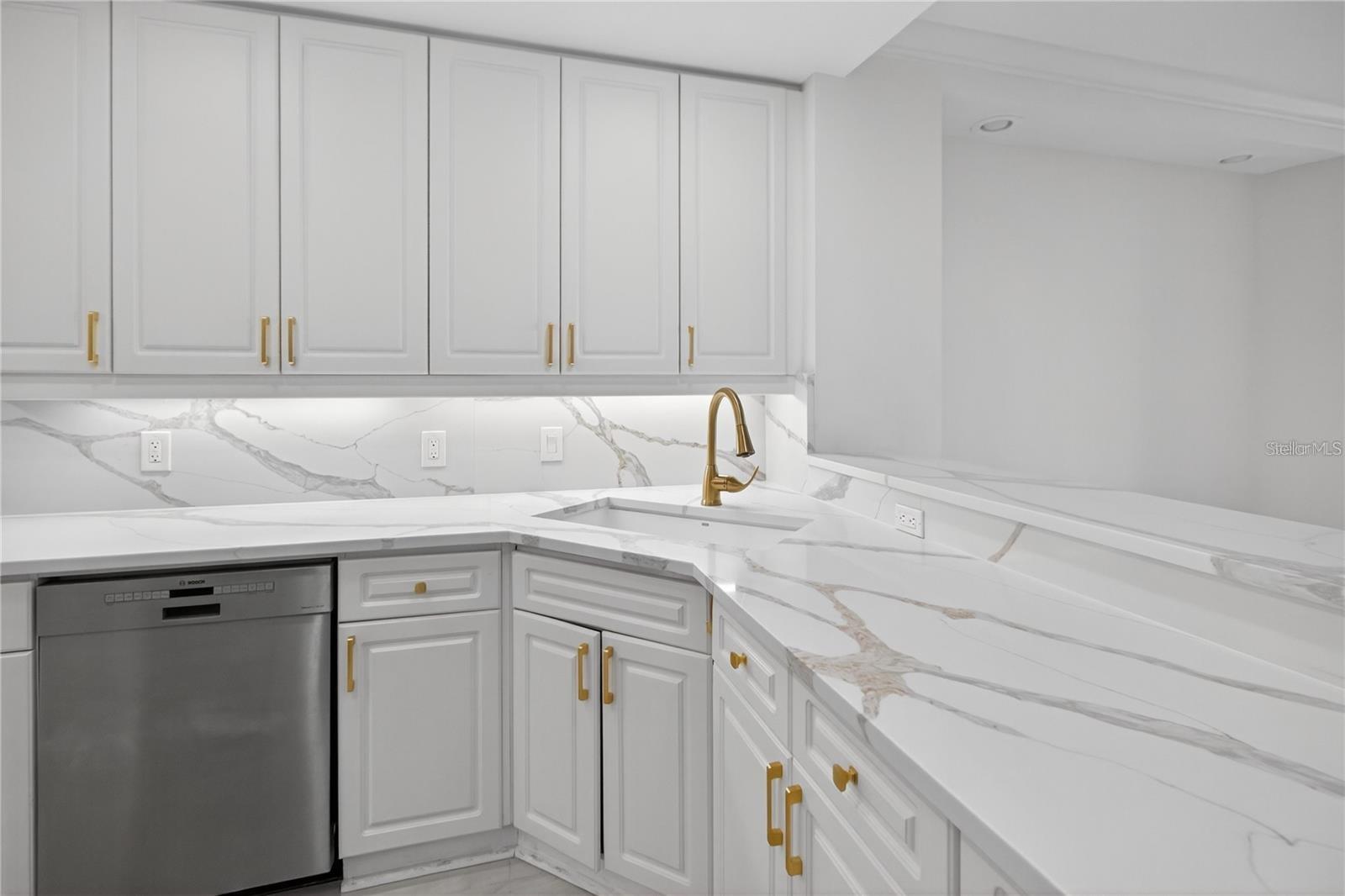 5430 EAGLES POINT CIR #202, SARASOTA, FL, 34231