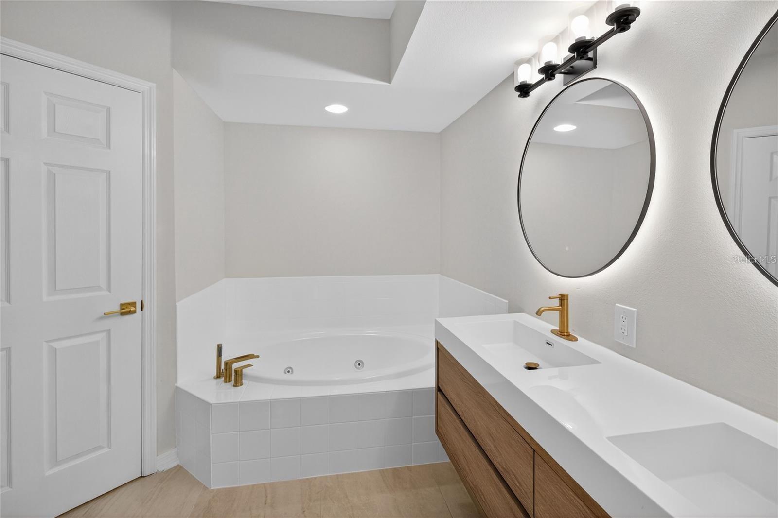 5430 EAGLES POINT CIR #202, SARASOTA, FL, 34231