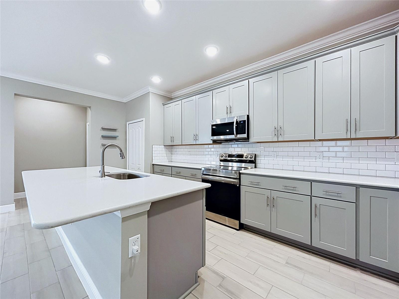 11813 JUNE BRIAR LOOP, SAN ANTONIO, FL, 33576
