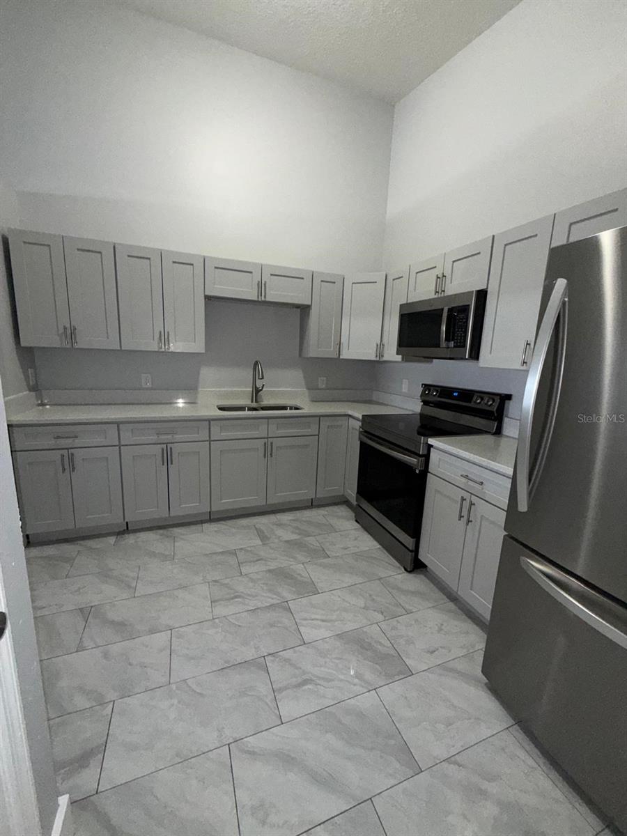 8539 N HYALEAH RD, TAMPA, FL, 33617