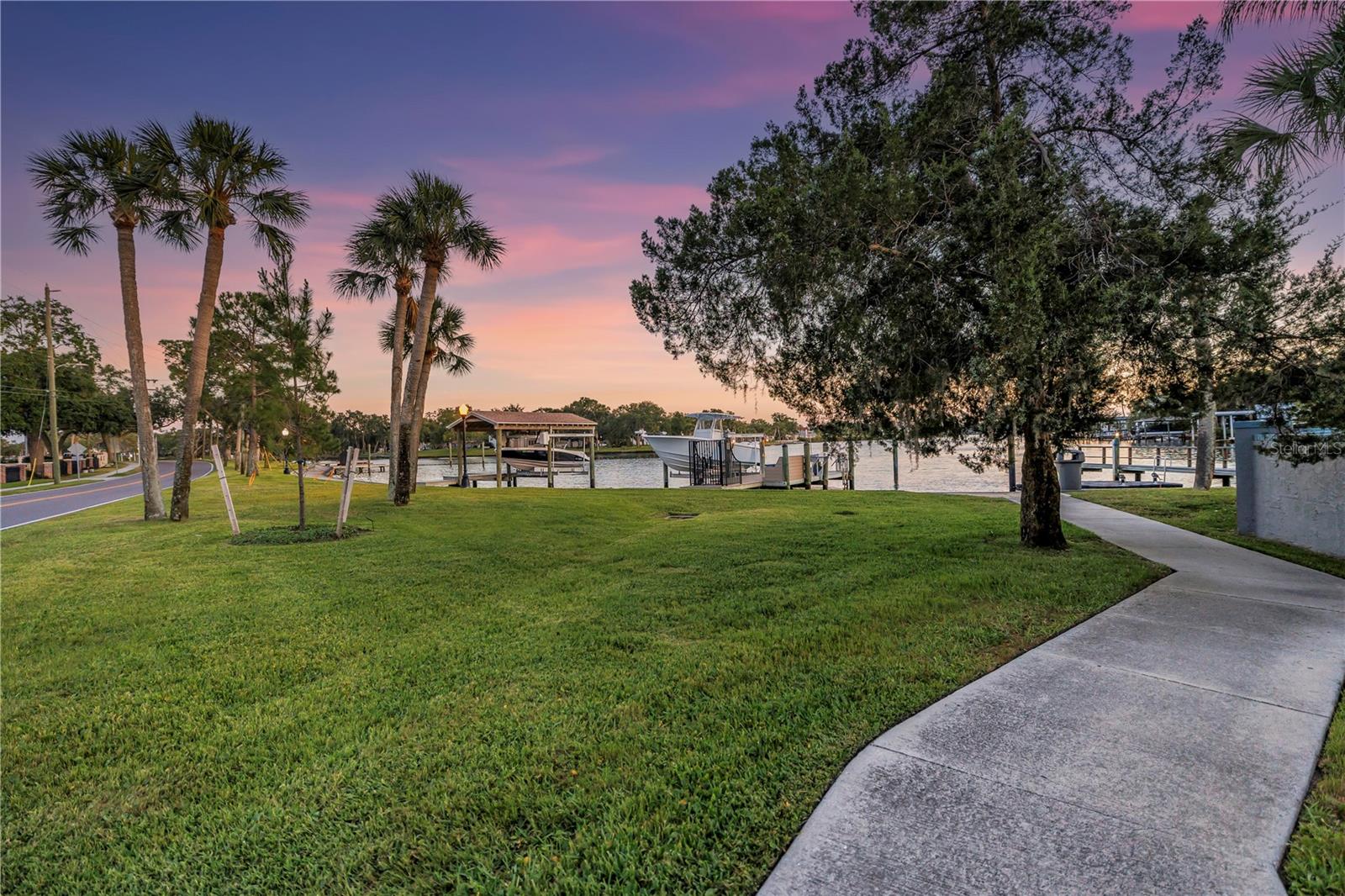 208 N SPRING BLVD, TARPON SPRINGS, FL, 34689