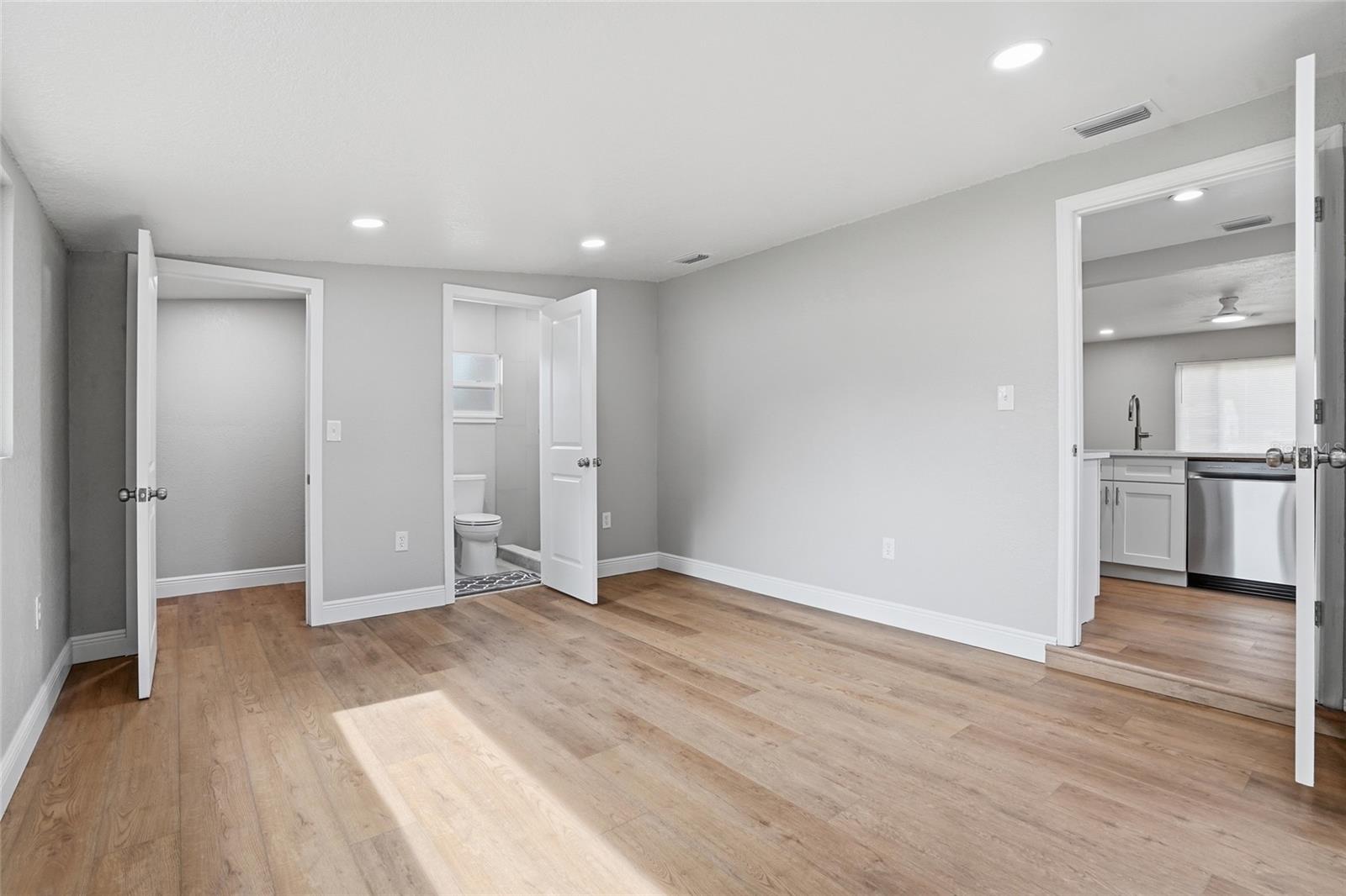 1013 N BASK DR, TAMPA, FL, 33603