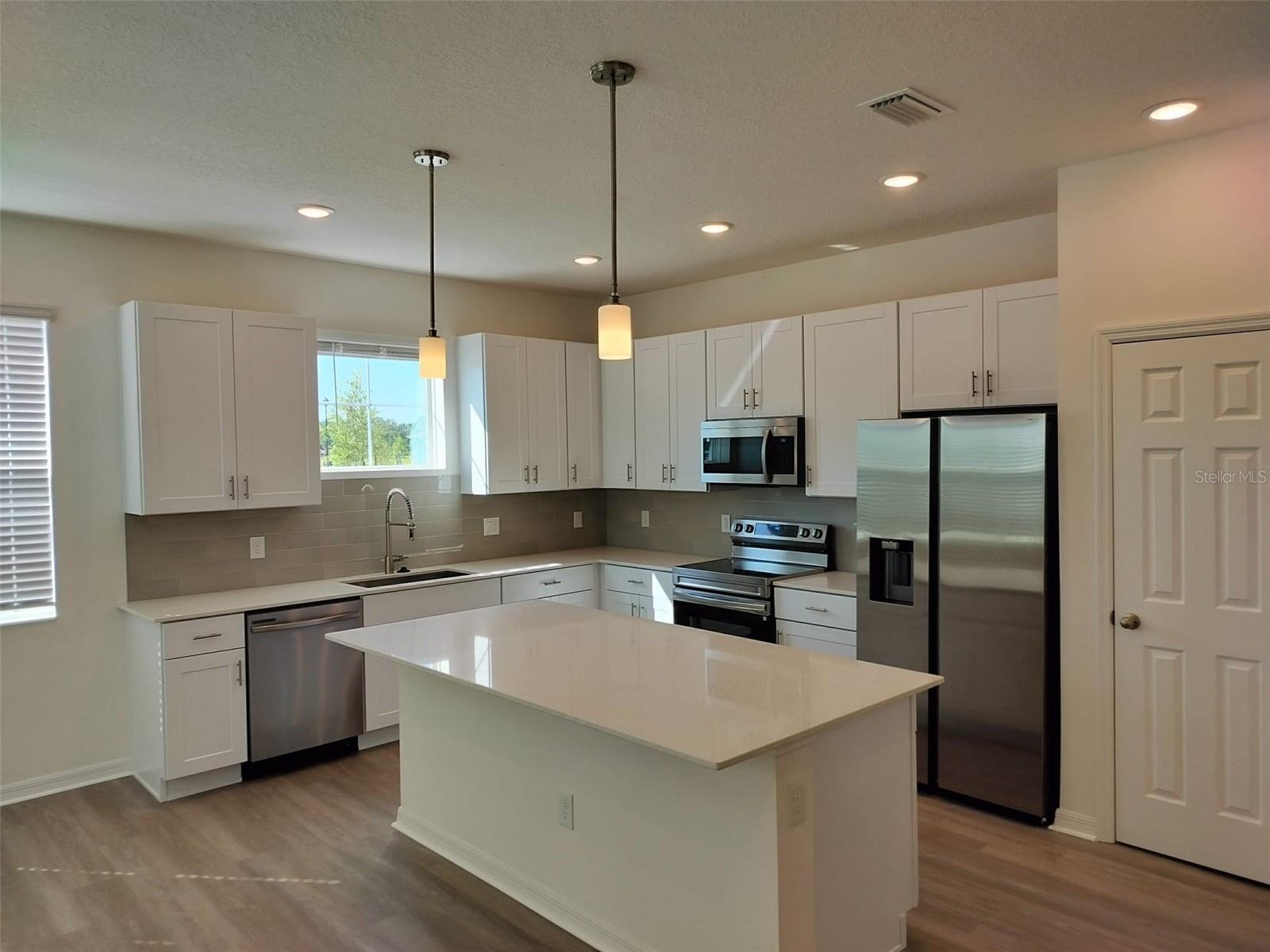 1358 KINGS CROWN ST, MOUNT DORA, FL, 32757