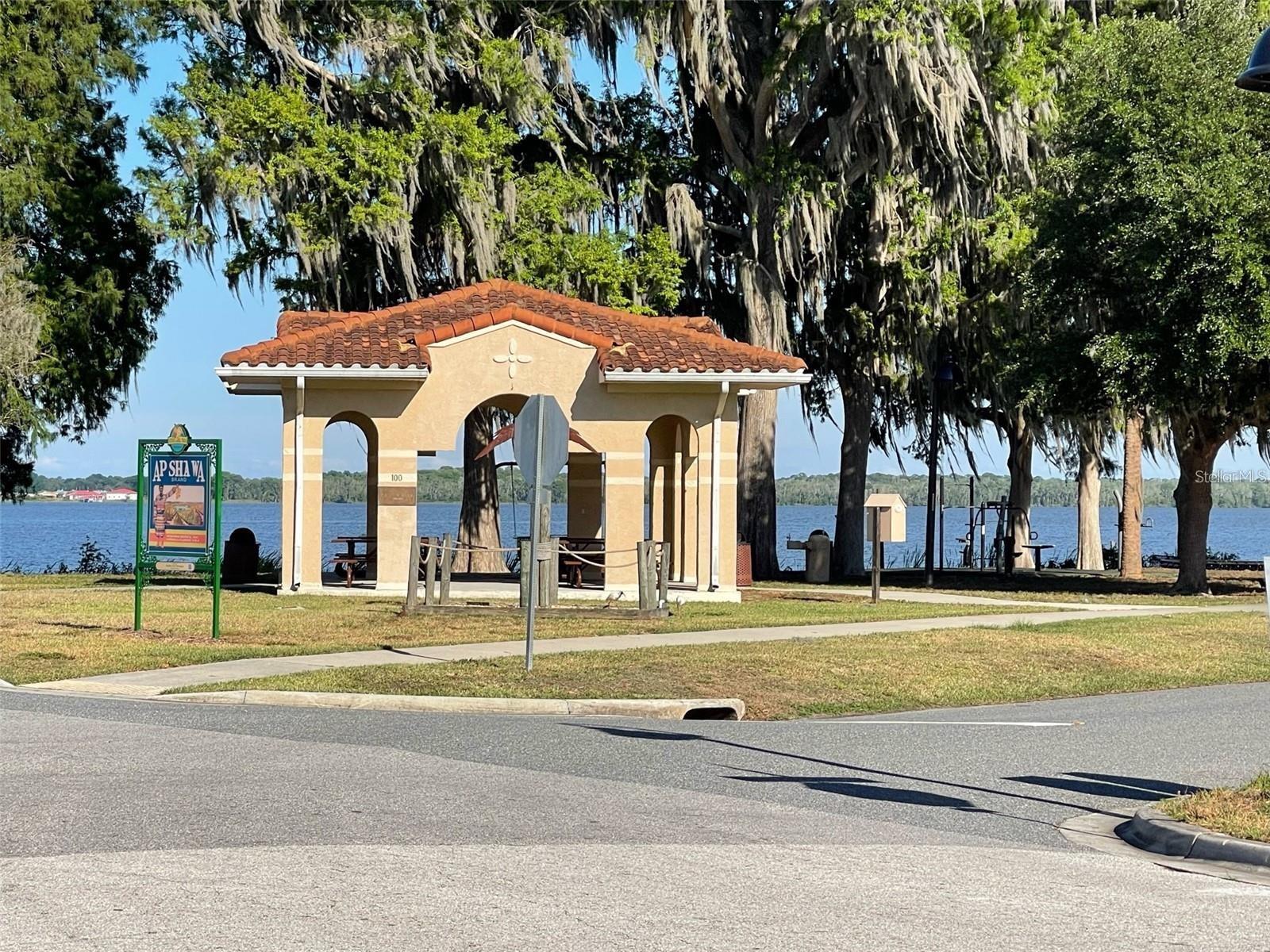 121 E PINE ST, HOWEY IN THE HILLS, FL, 34737