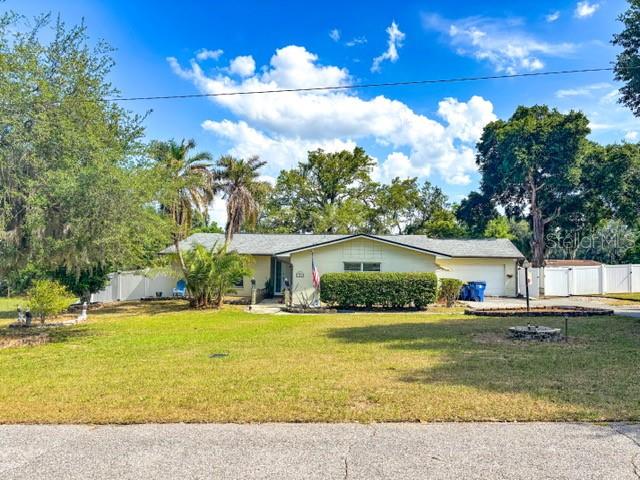 121 E PINE ST, HOWEY IN THE HILLS, FL, 34737