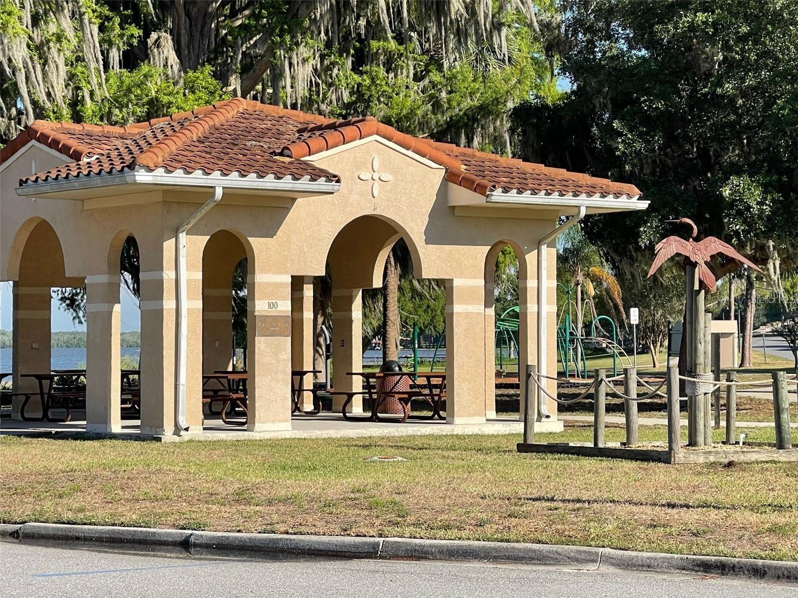 121 E PINE ST, HOWEY IN THE HILLS, FL, 34737