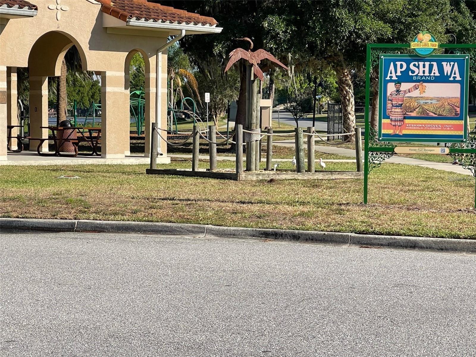 121 E PINE ST, HOWEY IN THE HILLS, FL, 34737