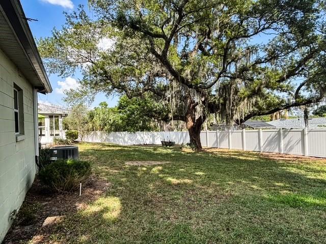 121 E PINE ST, HOWEY IN THE HILLS, FL, 34737
