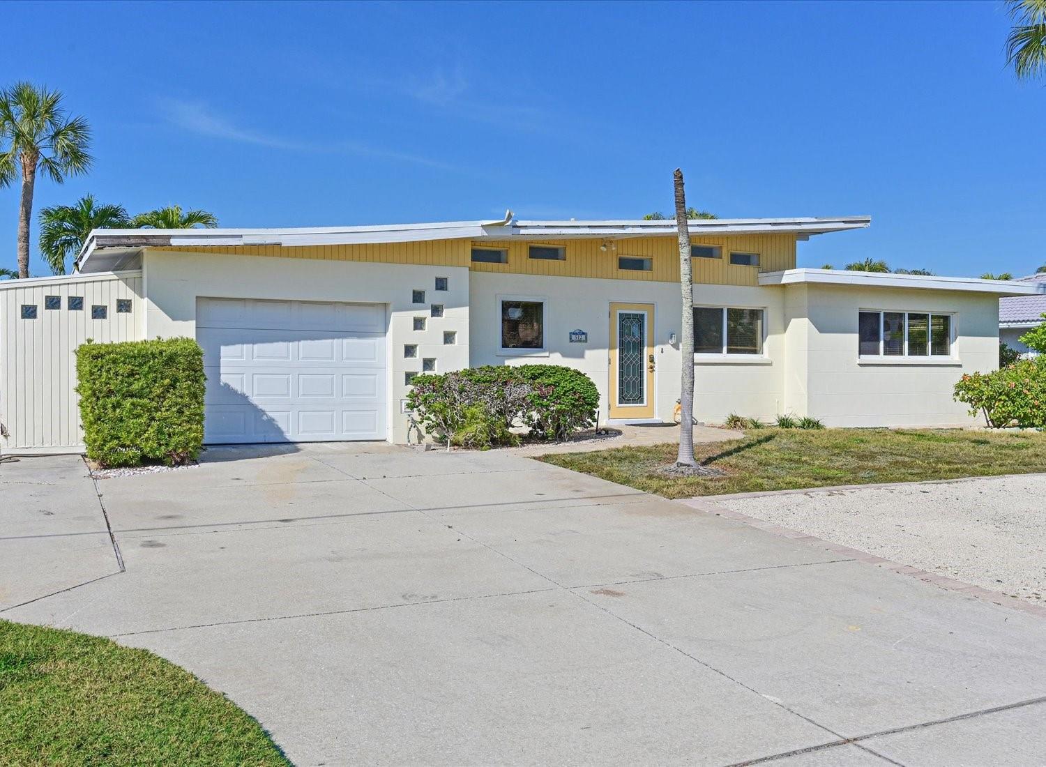 512 KEY ROYALE DR, HOLMES BEACH, FL, 34217