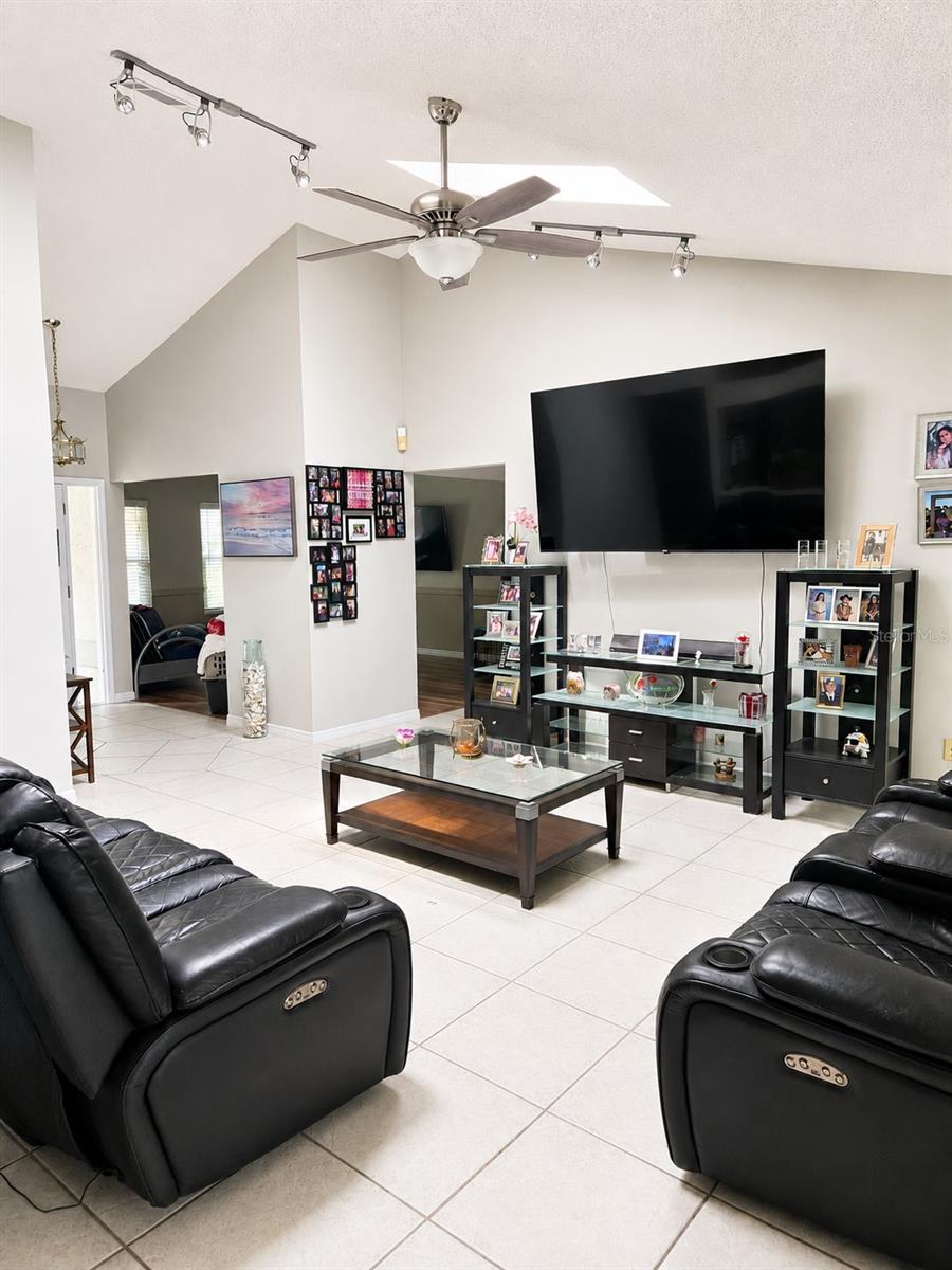 2067 MAJESTIC WOODS BLVD, APOPKA, FL, 32712