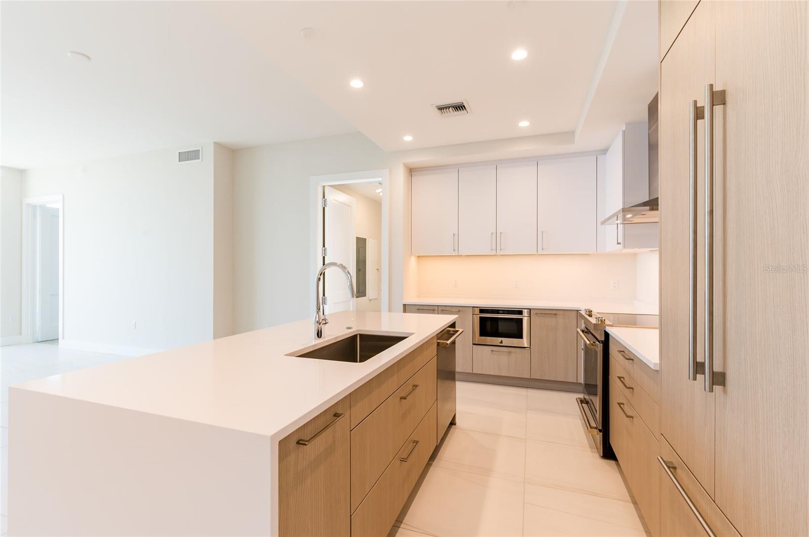 275 1ST AVENUE SOUTH #2208, ST PETERSBURG, FL, 33701
