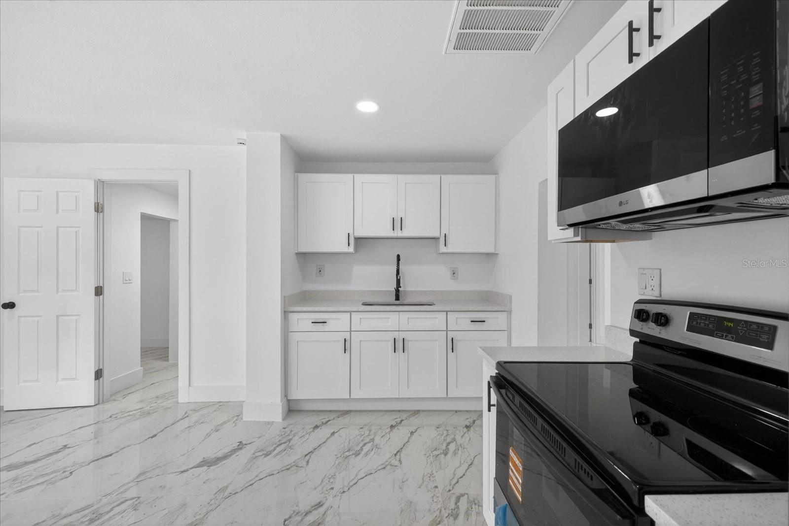 9405 N MARY AVE, TAMPA, FL, 33612