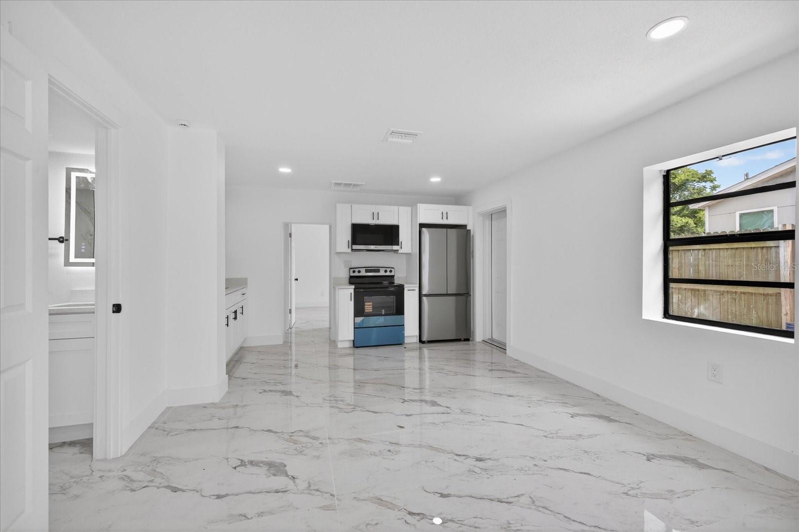 9405 N MARY AVE, TAMPA, FL, 33612