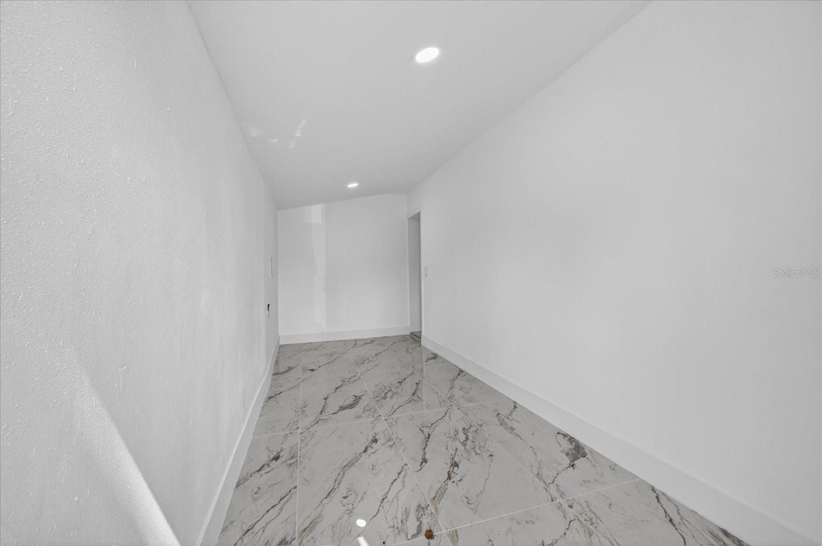 9405 N MARY AVE, TAMPA, FL, 33612