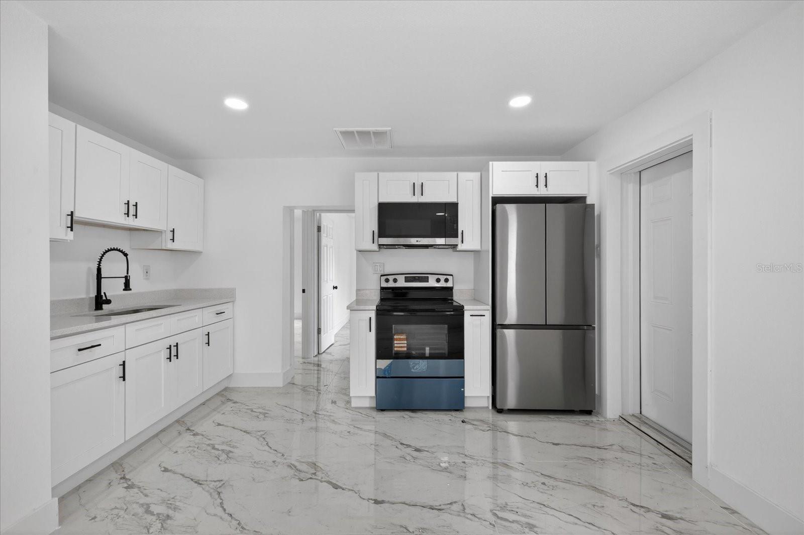 9405 N MARY AVE, TAMPA, FL, 33612