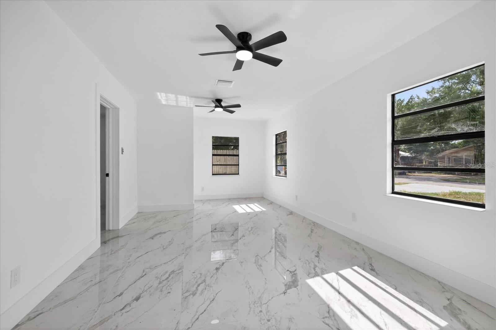 9405 N MARY AVE, TAMPA, FL, 33612
