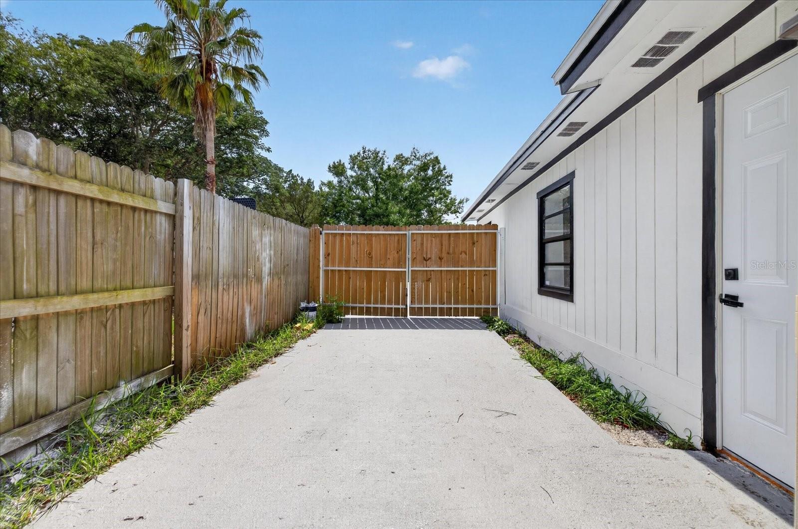 9405 N MARY AVE, TAMPA, FL, 33612