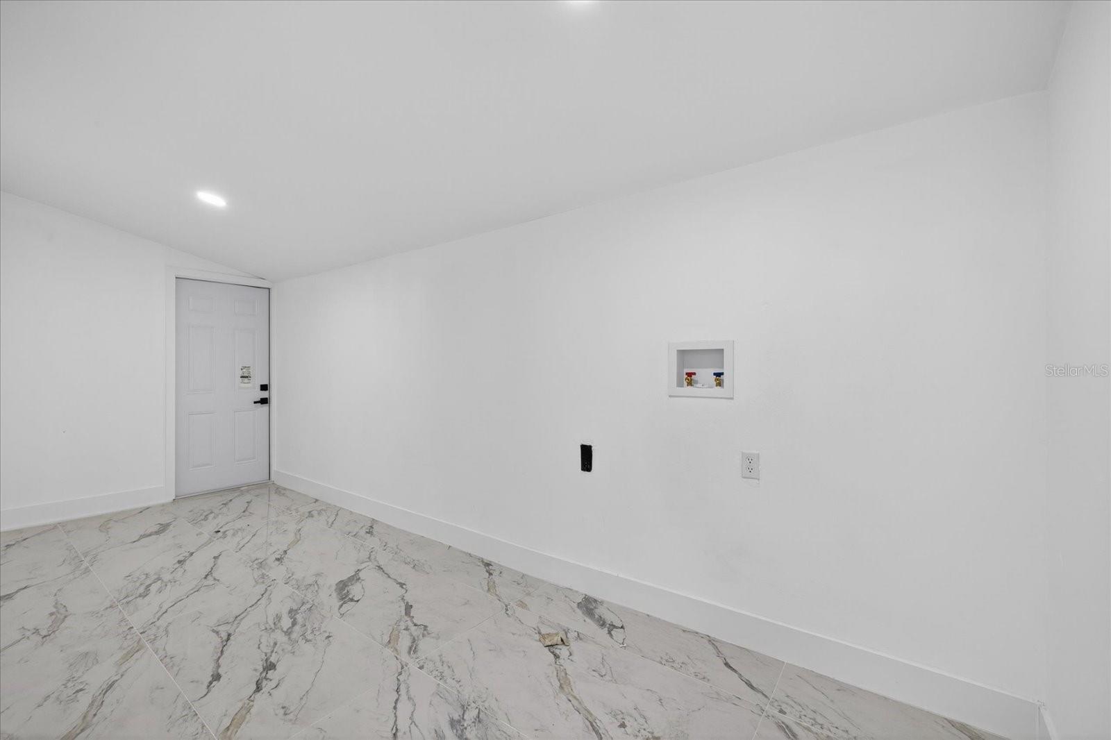 9405 N MARY AVE, TAMPA, FL, 33612