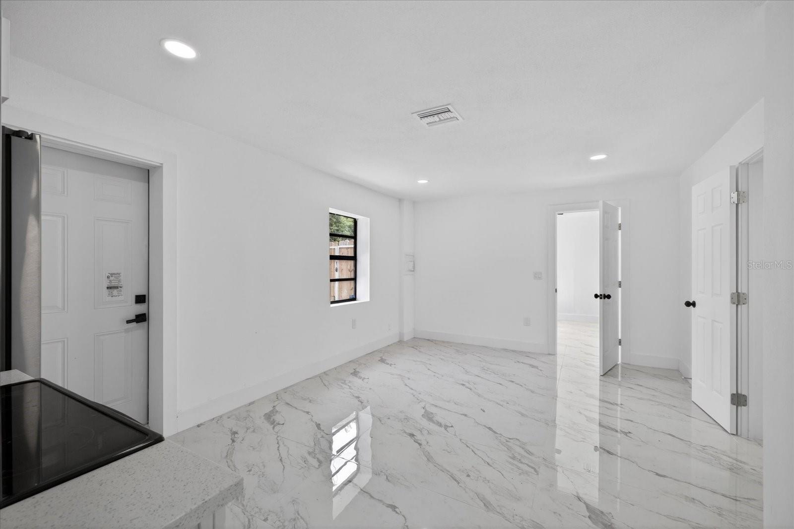 9405 N MARY AVE, TAMPA, FL, 33612