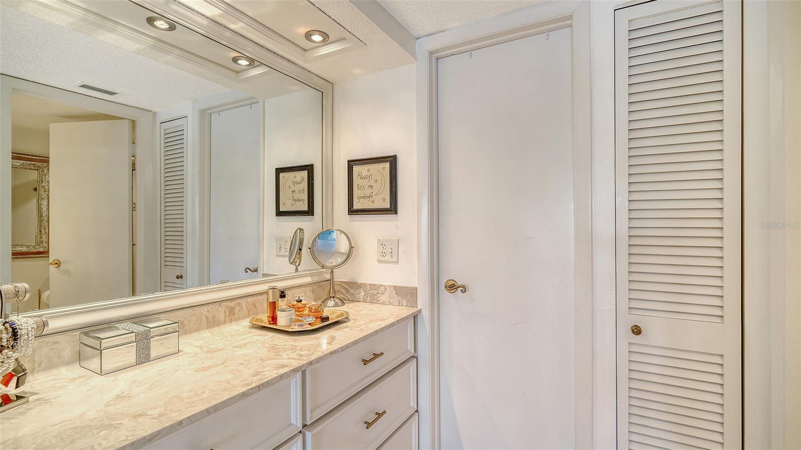 1355 S PORTOFINO DR #103, SARASOTA, FL, 34242
