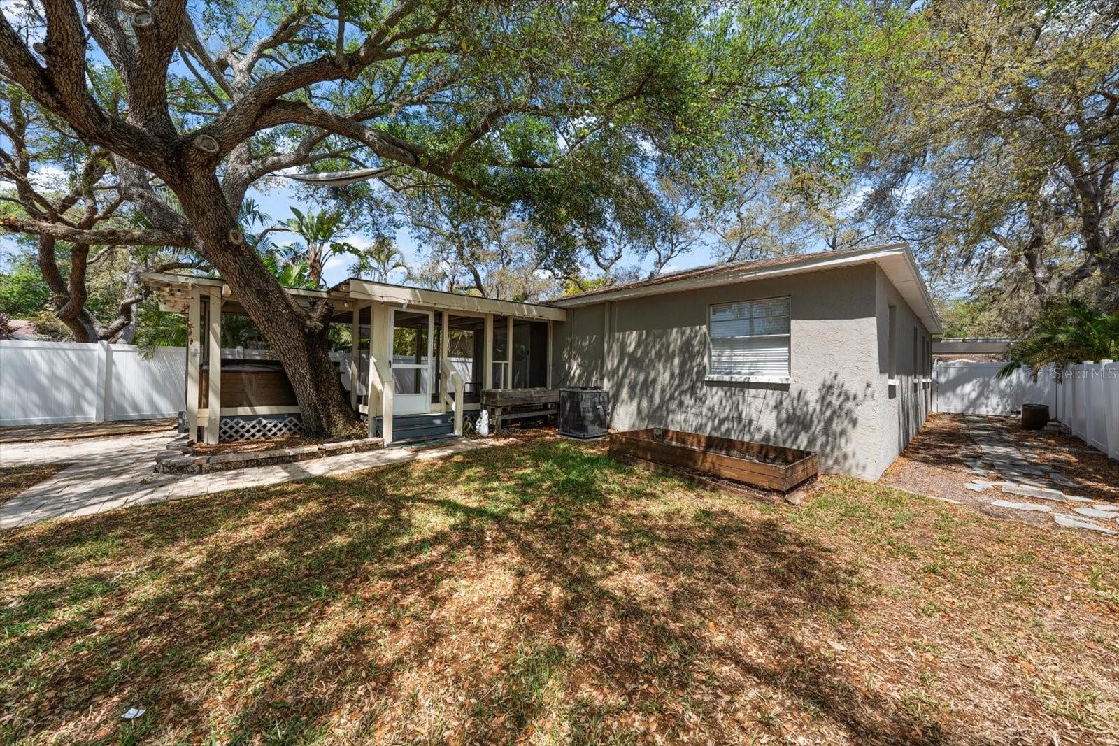 3128 W VARN AVE, TAMPA, FL, 33611