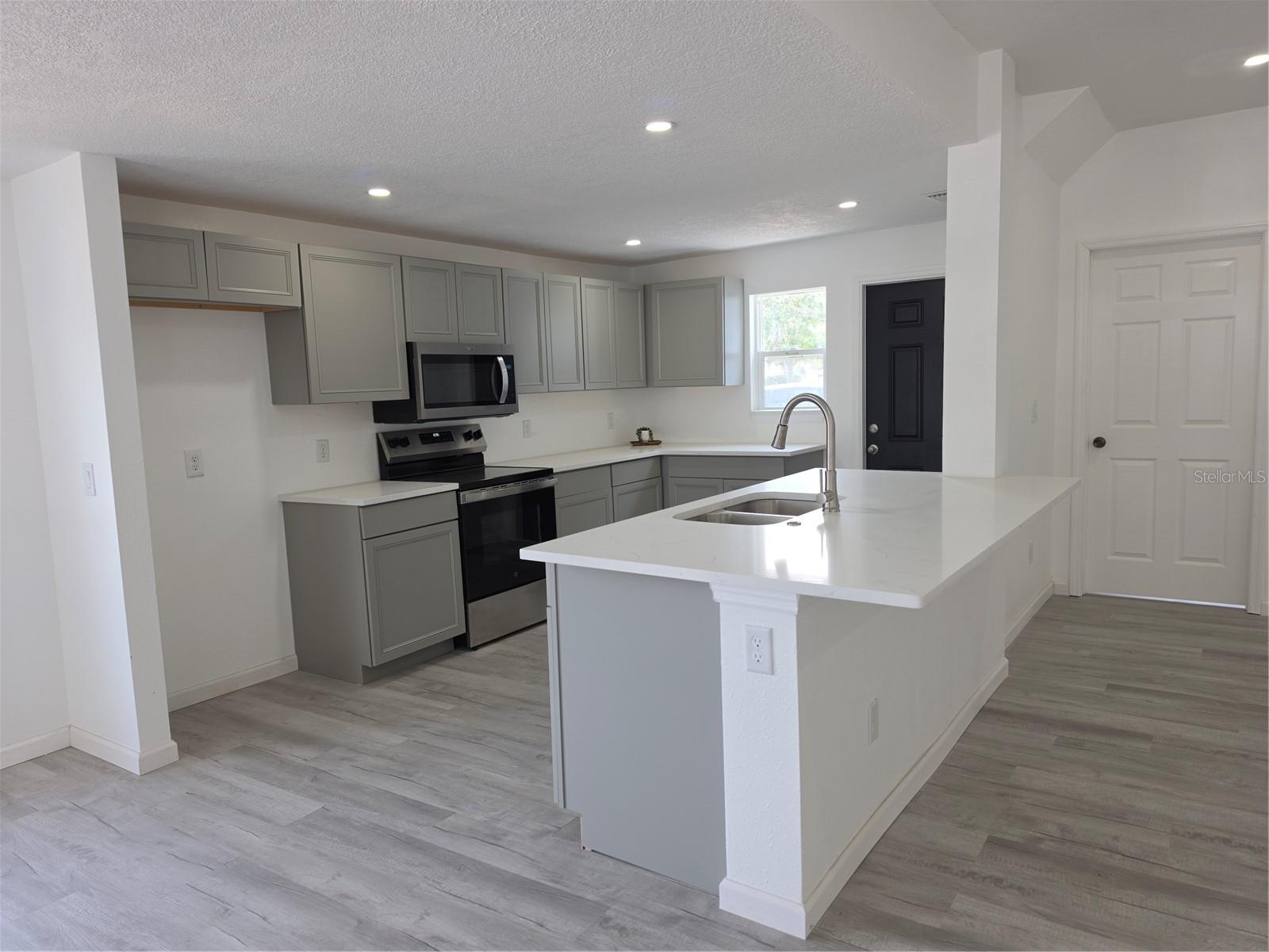 201 DR J A WILTSHIRE AVE W, LAKE WALES, FL, 33853