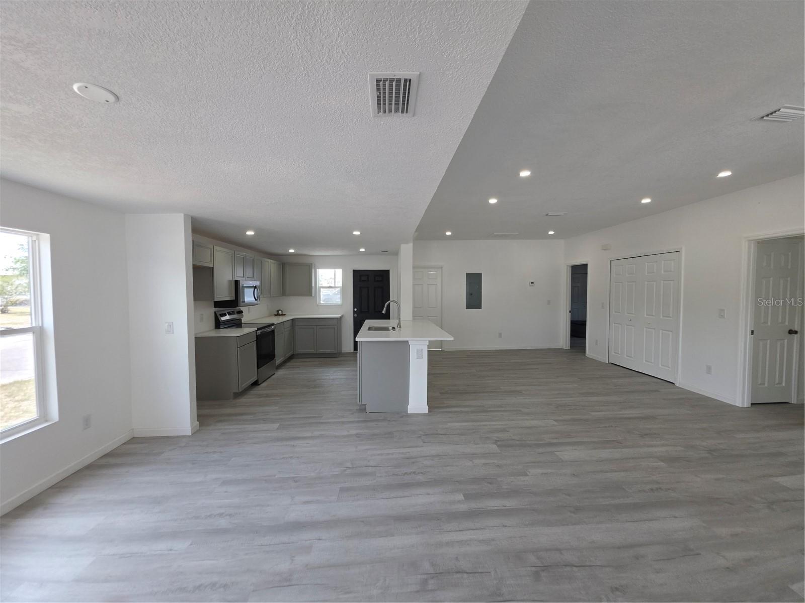 201 DR J A WILTSHIRE AVE W, LAKE WALES, FL, 33853