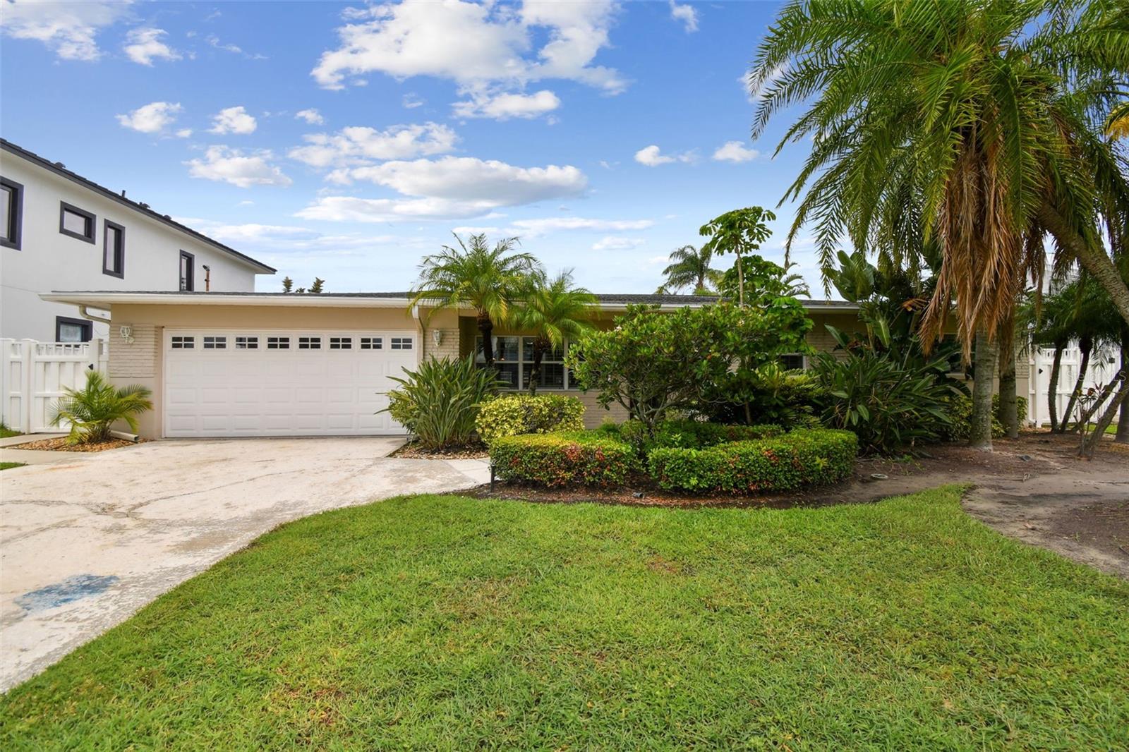 3921 E EDEN ROC CIR, TAMPA, FL, 33634