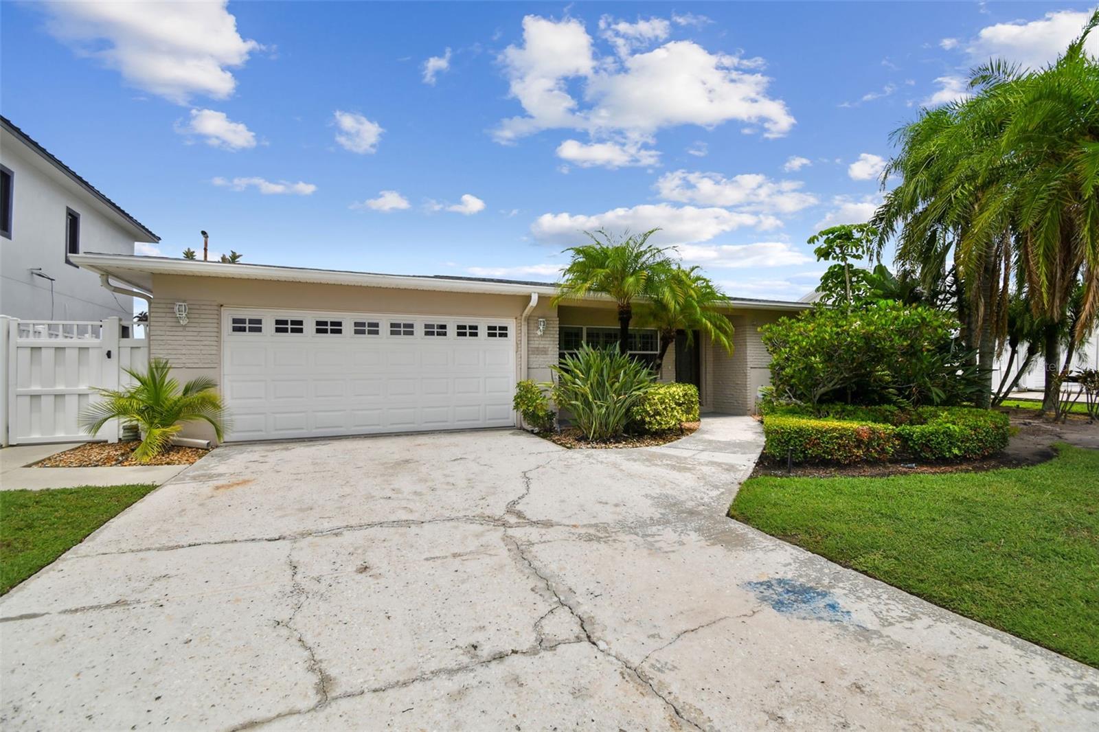 3921 E EDEN ROC CIR, TAMPA, FL, 33634
