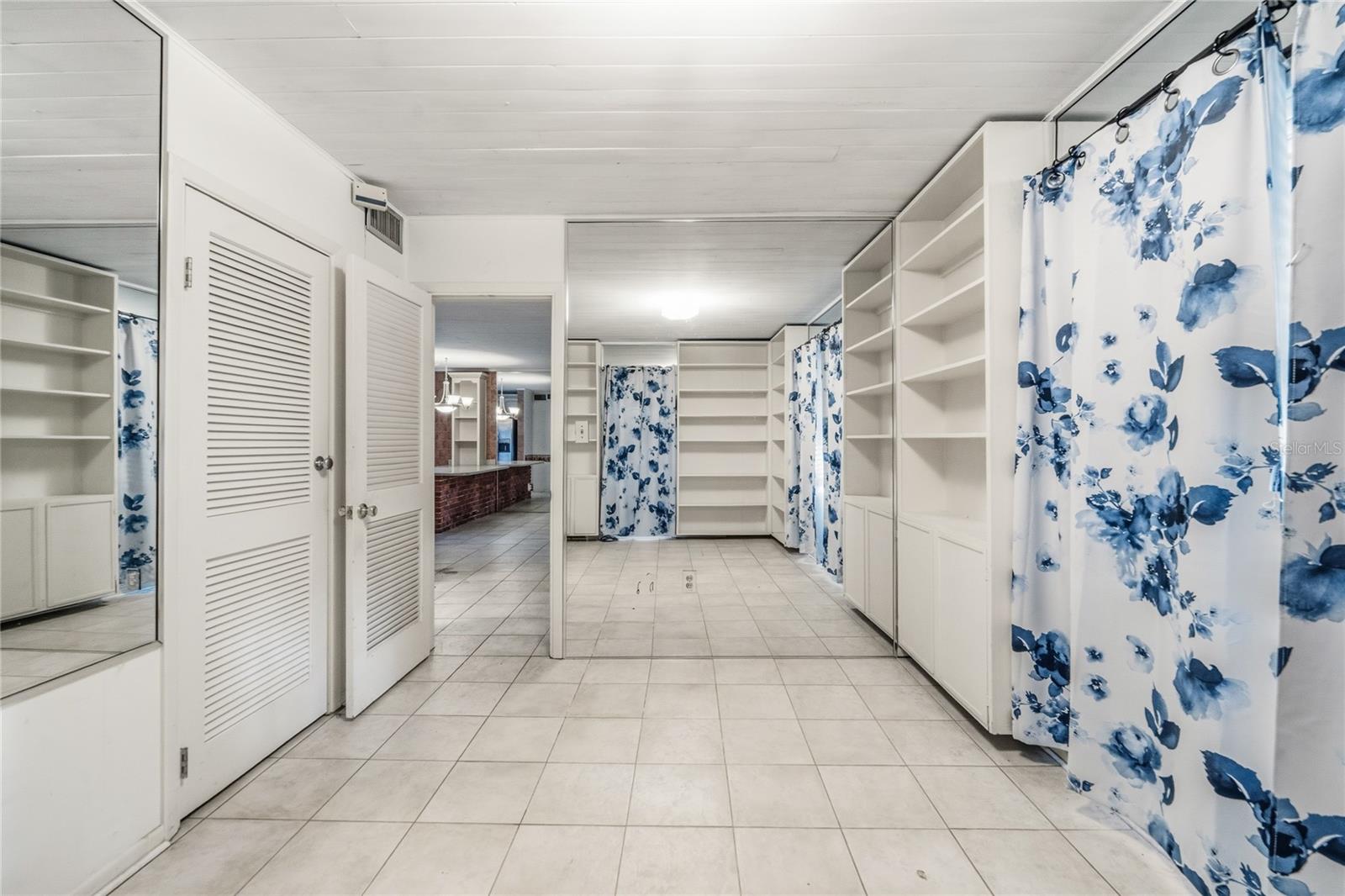 3901 N APOPKA VINELAND RD, ORLANDO, FL, 32818