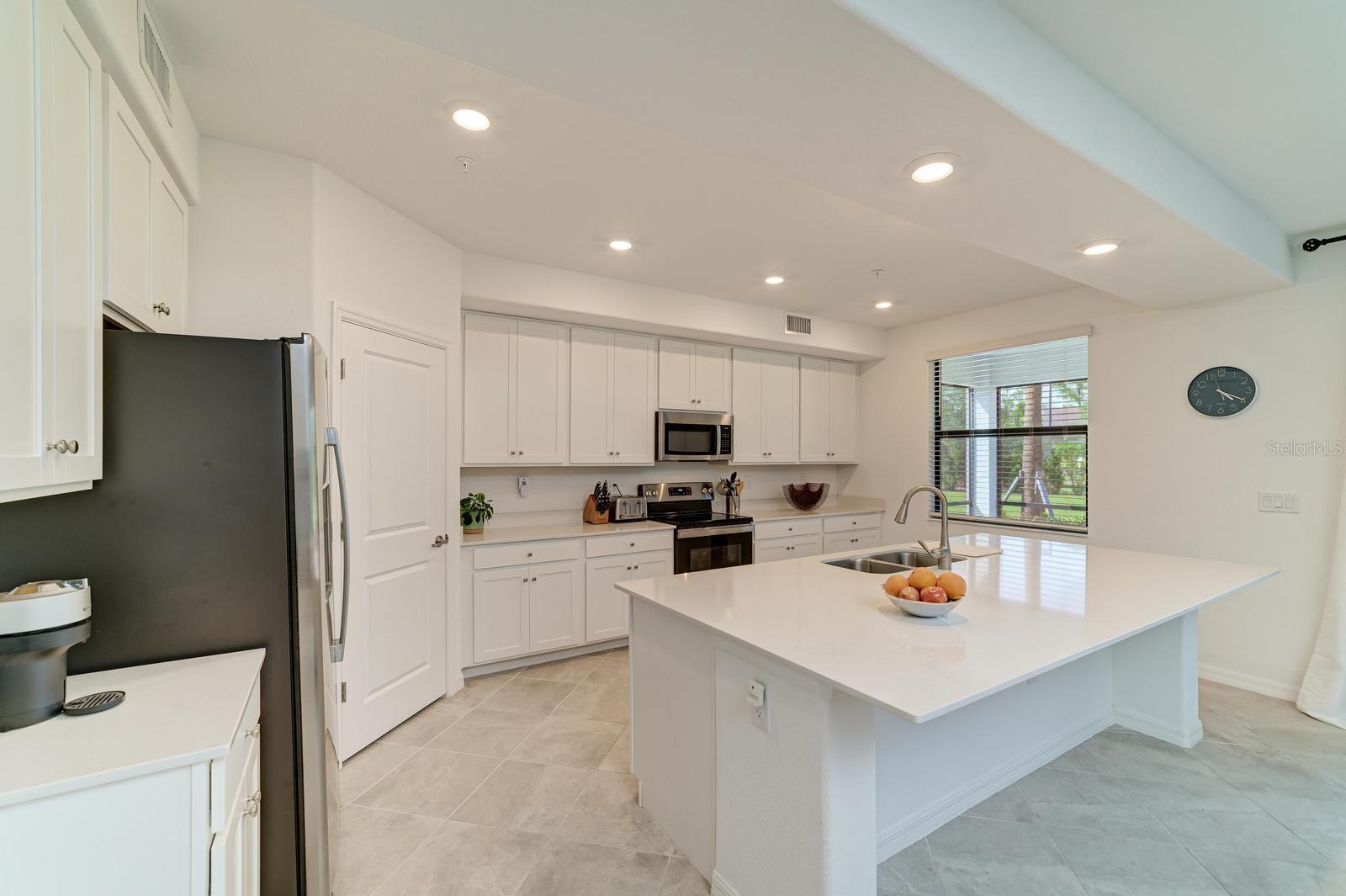 5687 N HONORE AVE #411, SARASOTA, FL, 34243
