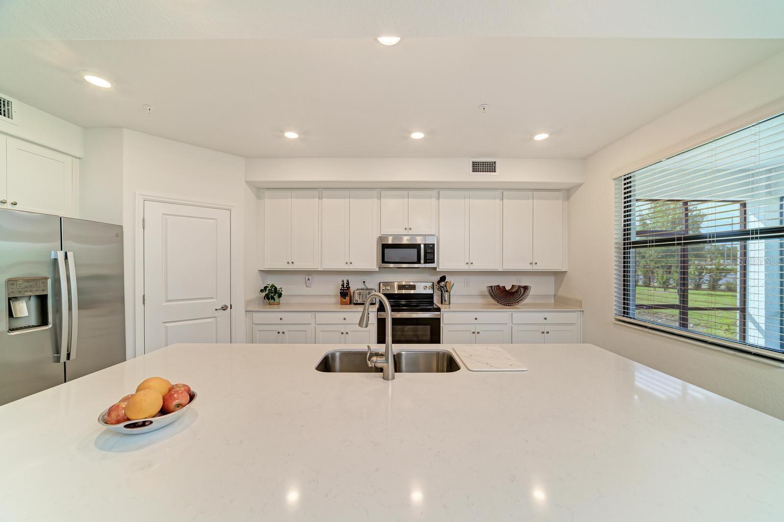 5687 N HONORE AVE #411, SARASOTA, FL, 34243