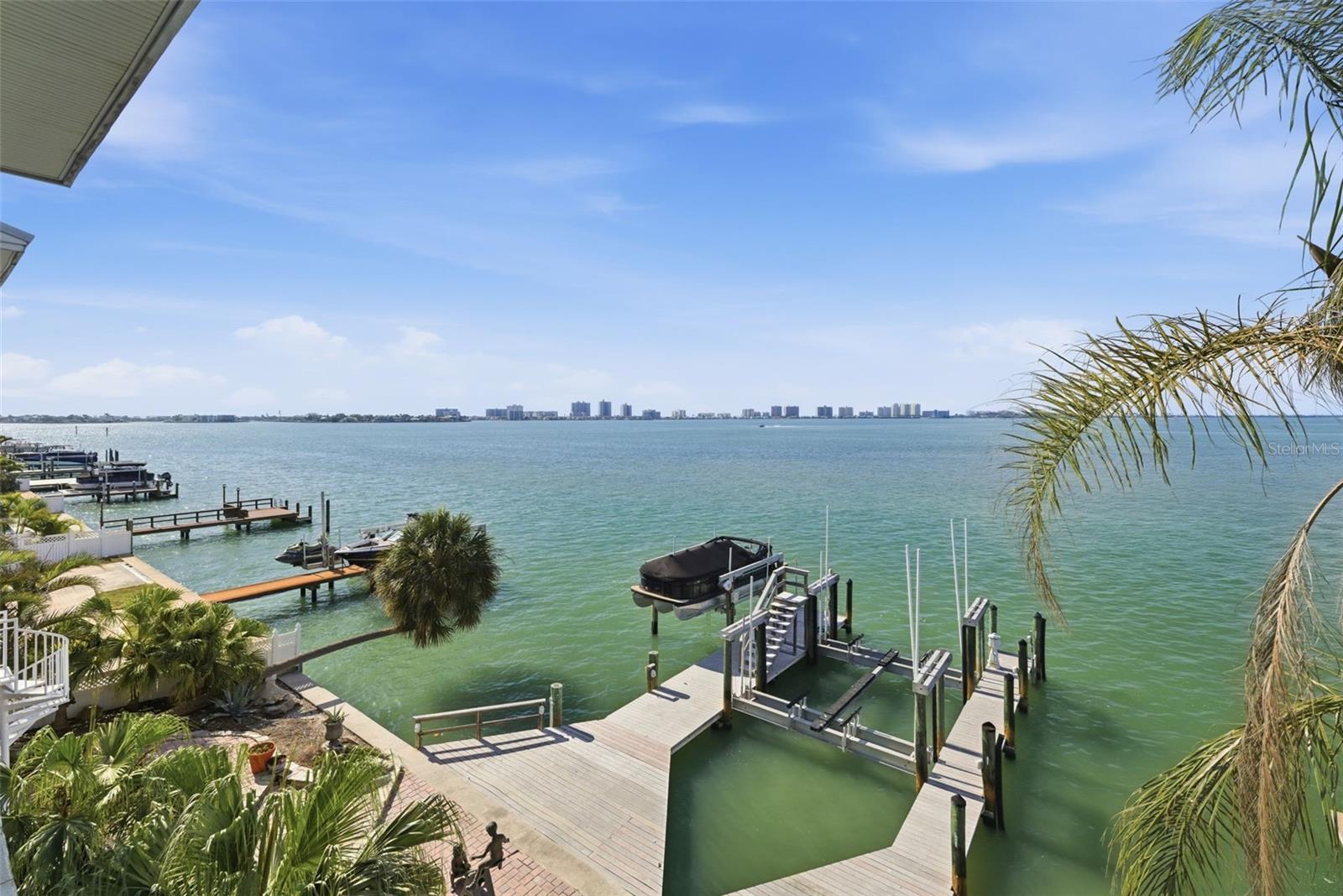 24 N PINE CIR, BELLEAIR, FL, 33756