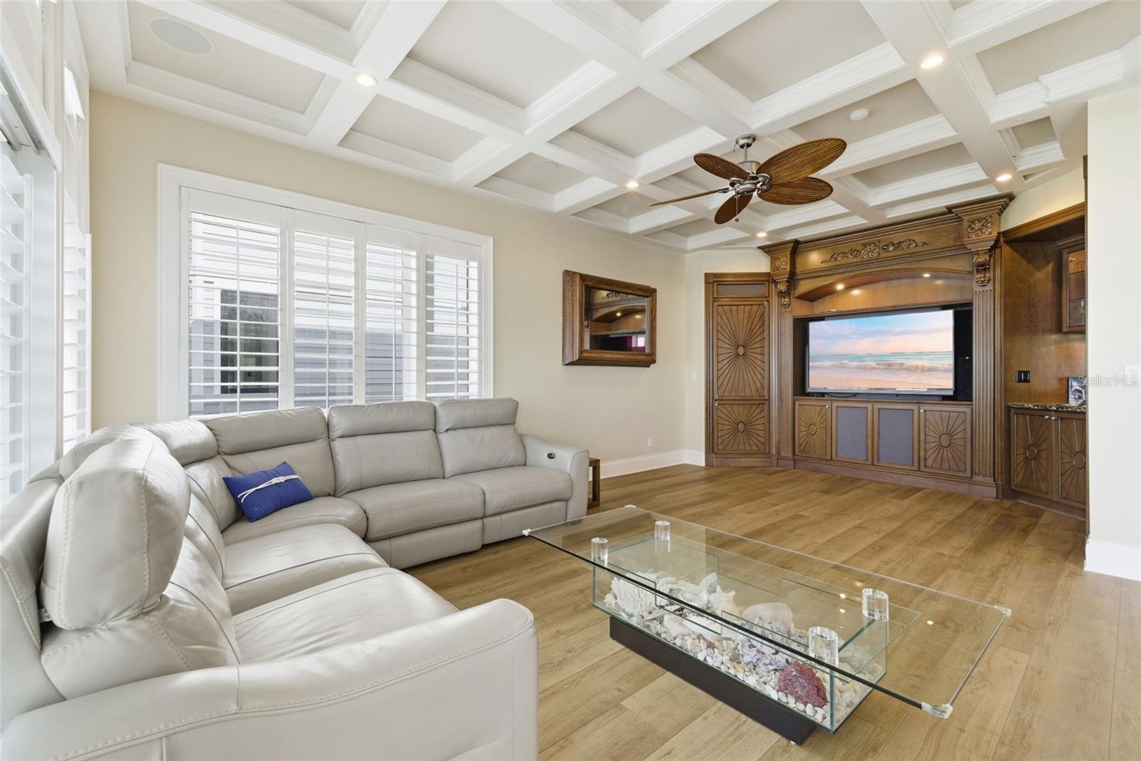 24 N PINE CIR, BELLEAIR, FL, 33756