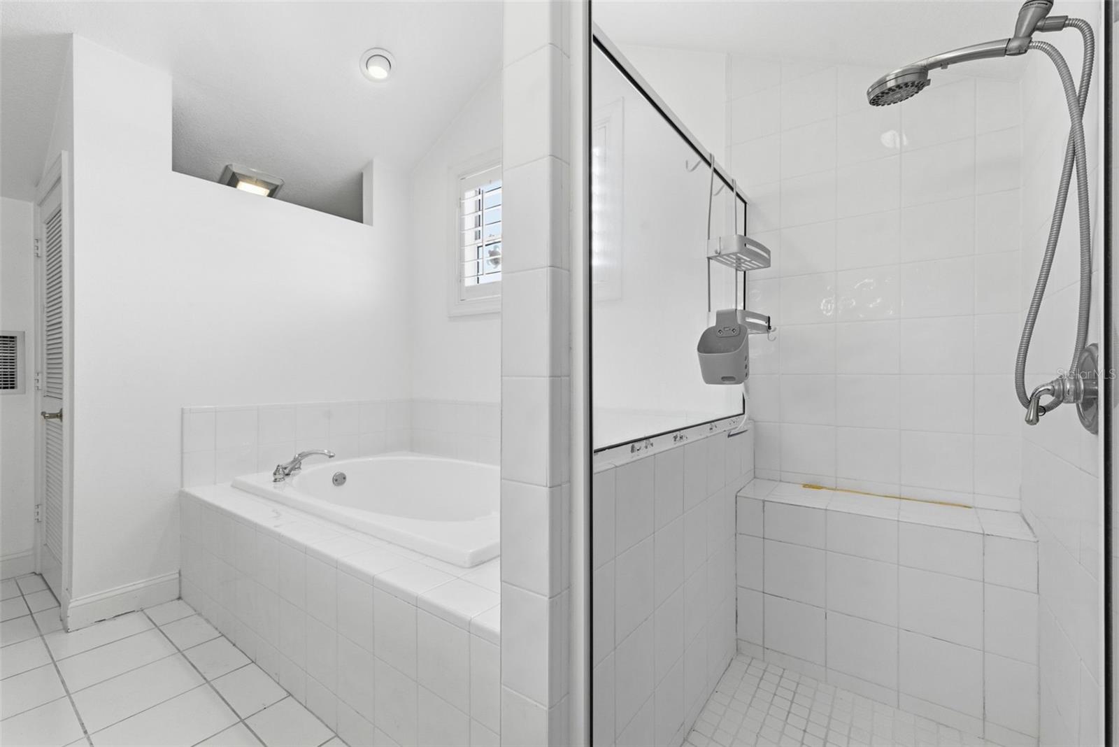 24 N PINE CIR, BELLEAIR, FL, 33756