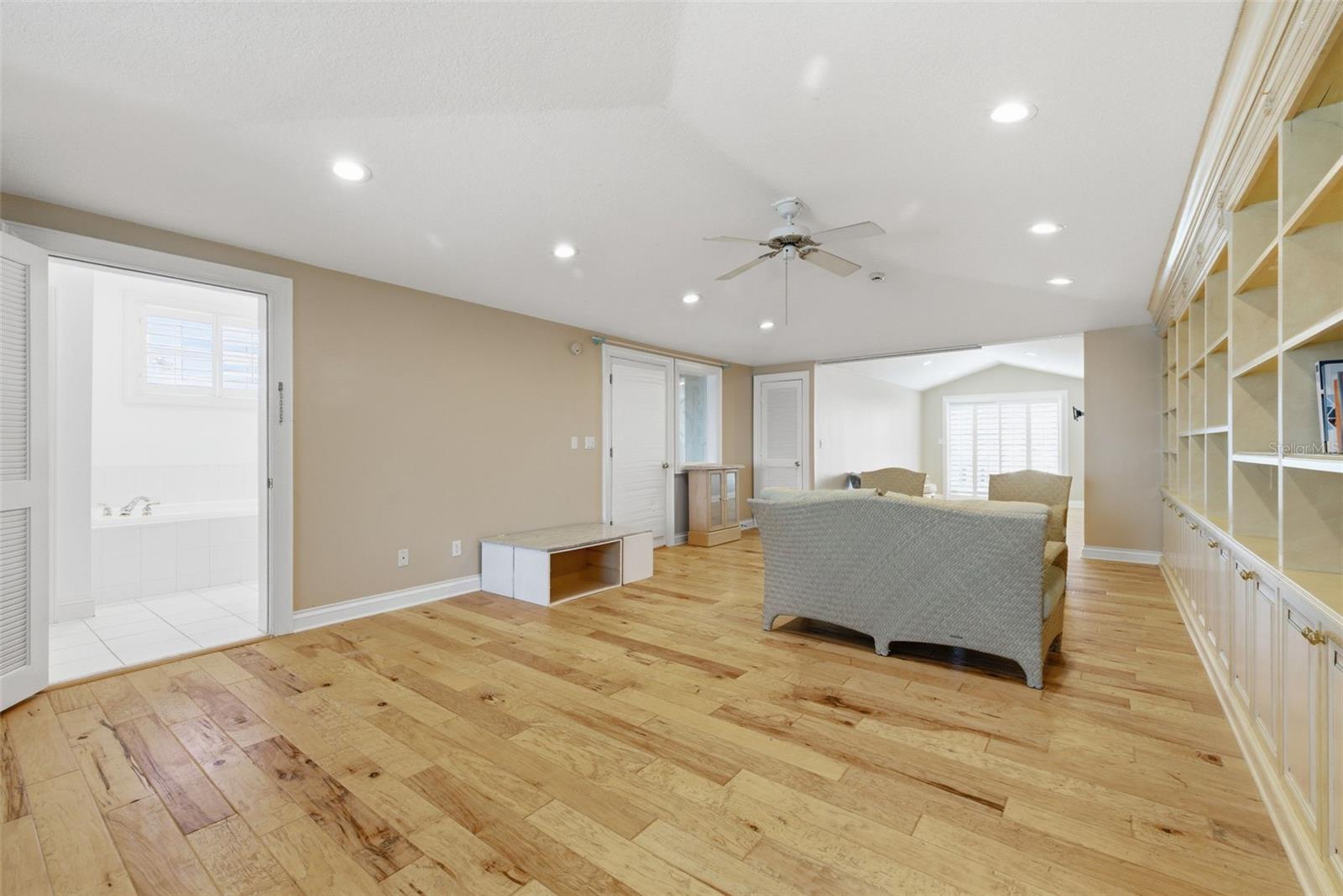 24 N PINE CIR, BELLEAIR, FL, 33756