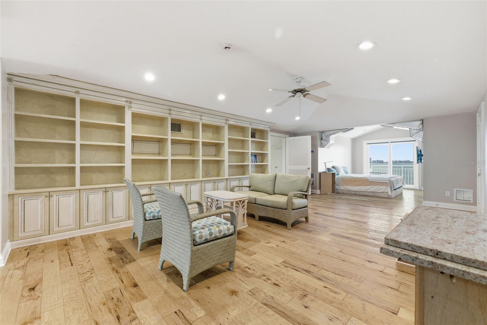 24 N PINE CIR, BELLEAIR, FL, 33756
