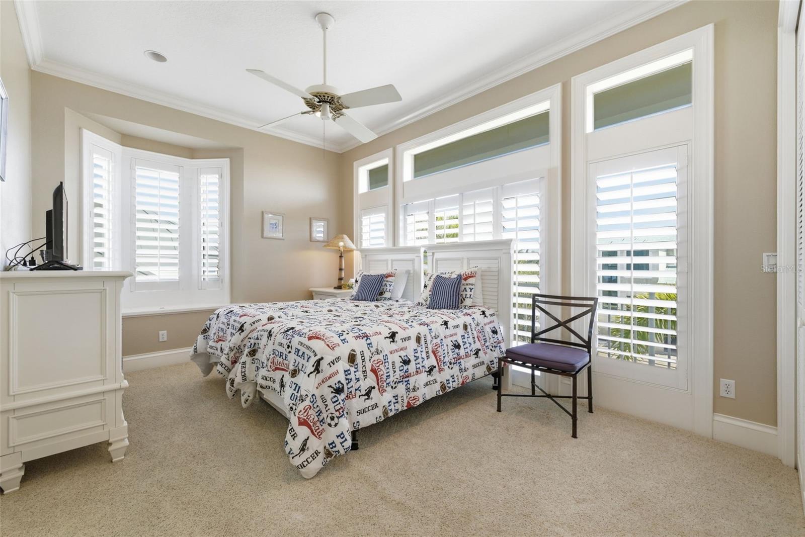 24 N PINE CIR, BELLEAIR, FL, 33756